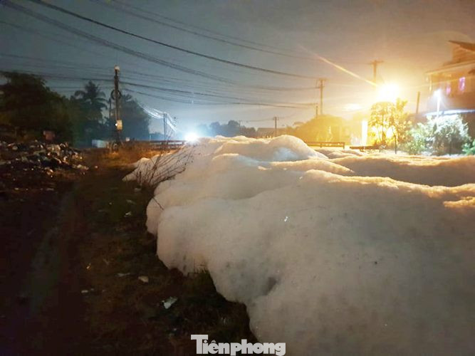 Kỳ lạ: 'Tuyết' phủ trắng suối ở Bình Dương sau cơn mưa lớn ảnh 2