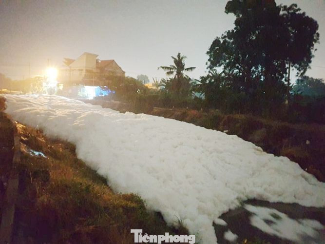 Kỳ lạ: 'Tuyết' phủ trắng suối ở Bình Dương sau cơn mưa lớn ảnh 3