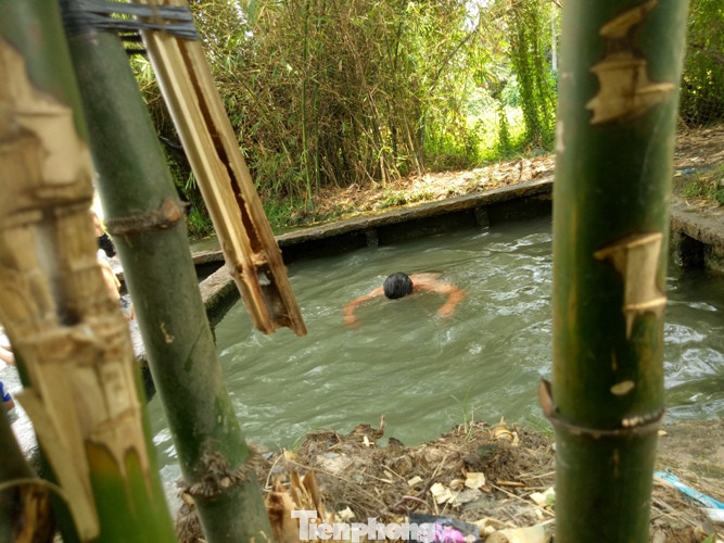 Hố nước 'không đáy', ngàn người múc cùng lúc không hết ảnh 2