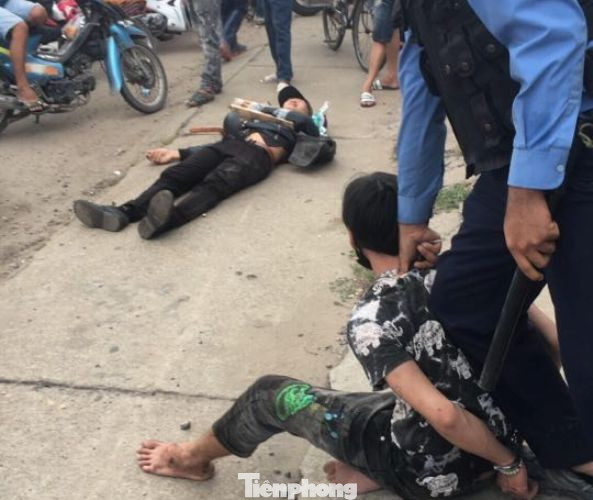 Dân vây bắt thanh niên nghi ngáo đá la hét, tông người đi đường ảnh 2
