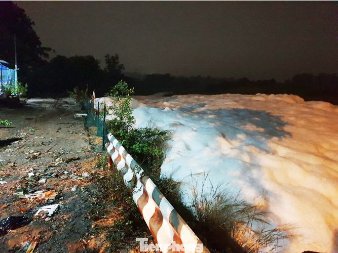 Lập đoàn kiểm tra hiện tượng 'tuyết' phủ trắng sau mưa ở Bình Dương ảnh 3