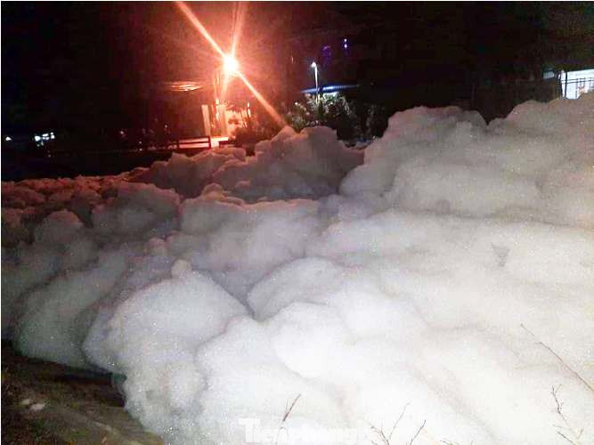 Lập đoàn kiểm tra hiện tượng 'tuyết' phủ trắng sau mưa ở Bình Dương ảnh 1