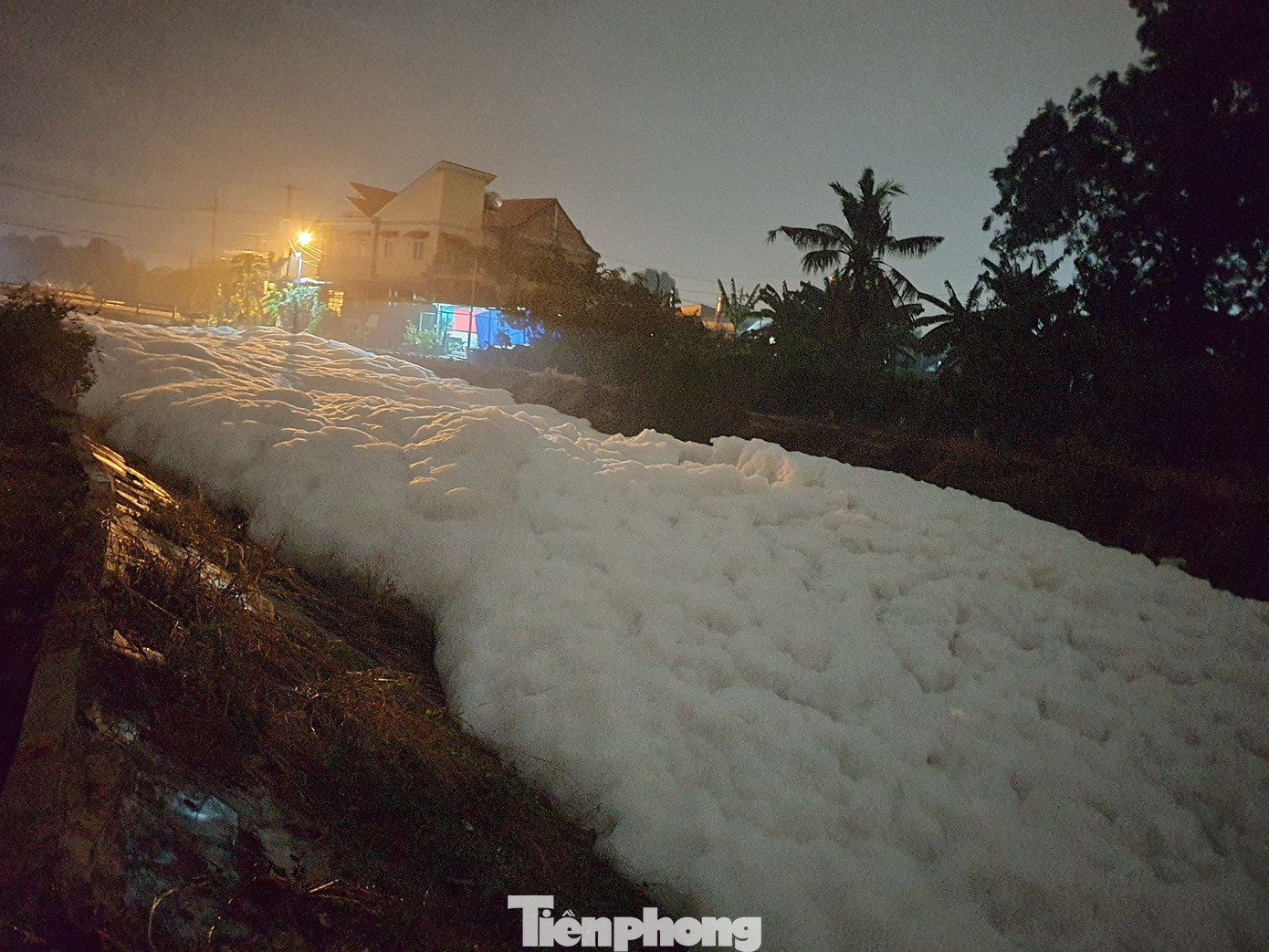 Lập đoàn kiểm tra hiện tượng 'tuyết' phủ trắng sau mưa ở Bình Dương ảnh 2