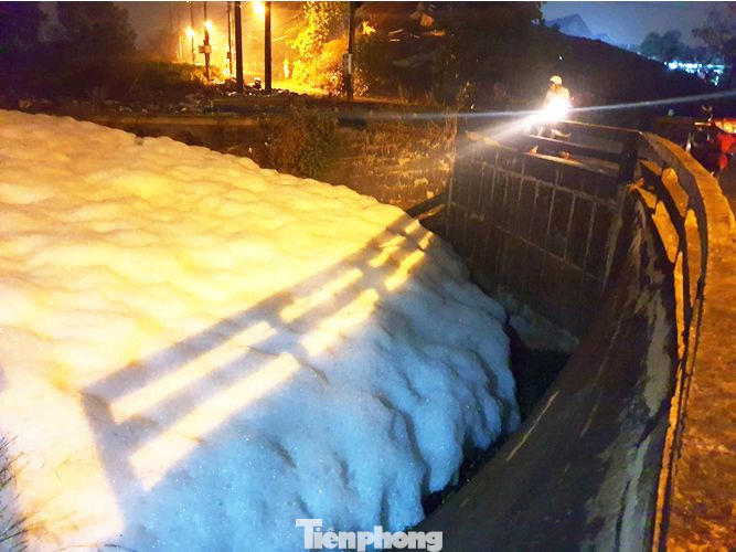 Lập đoàn kiểm tra hiện tượng 'tuyết' phủ trắng sau mưa ở Bình Dương ảnh 4