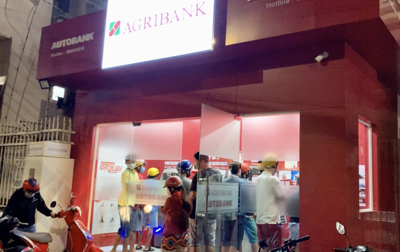 Bất chấp lệnh cấm, công nhân vẫn tụ tập rút tiền lương ảnh 2