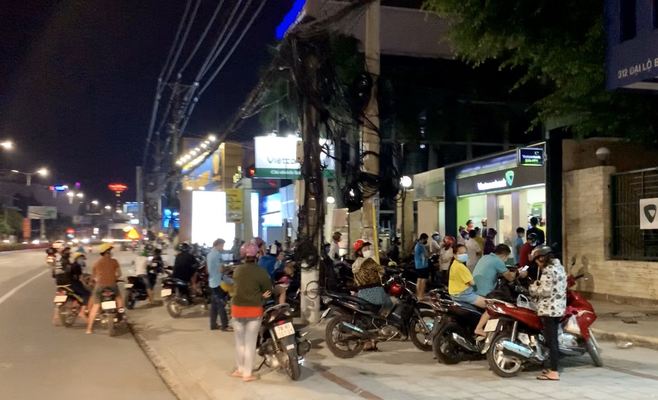 Bất chấp lệnh cấm, công nhân vẫn tụ tập rút tiền lương ảnh 1