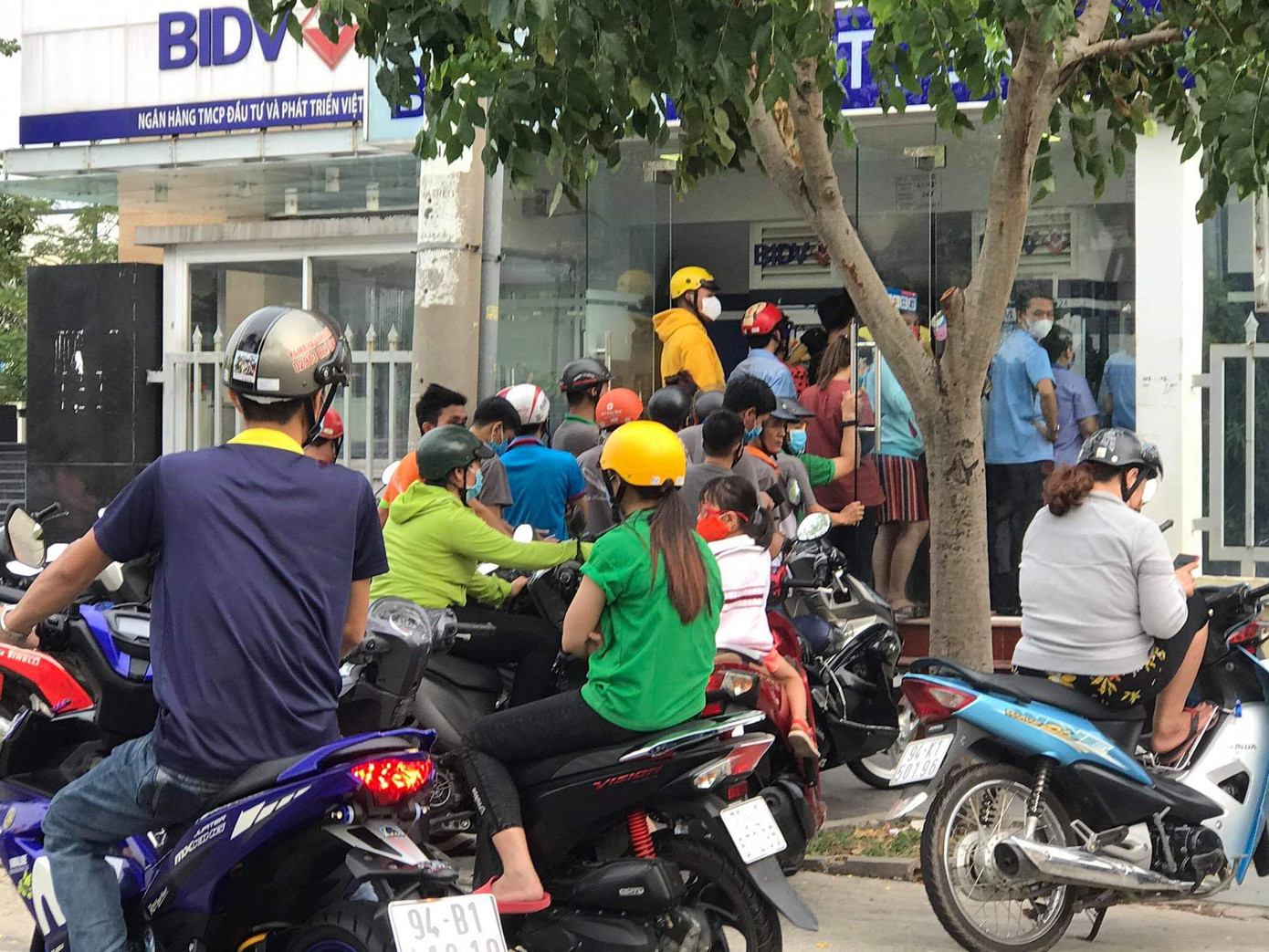 Bất chấp lệnh cấm, công nhân vẫn tụ tập rút tiền lương ảnh 5