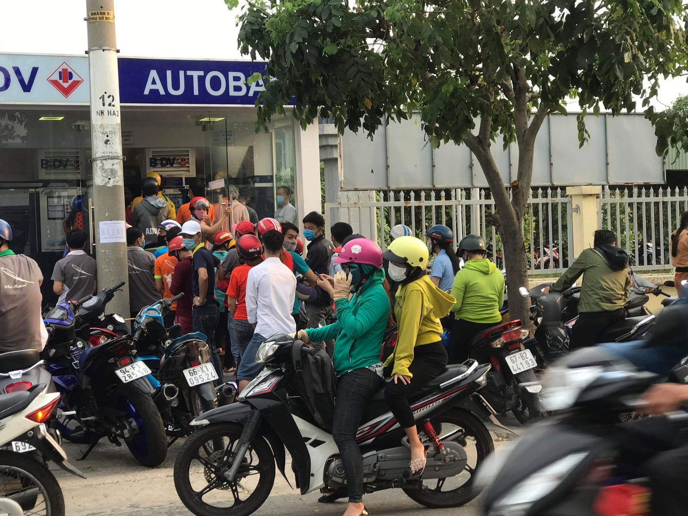 Bất chấp lệnh cấm, công nhân vẫn tụ tập rút tiền lương ảnh 3