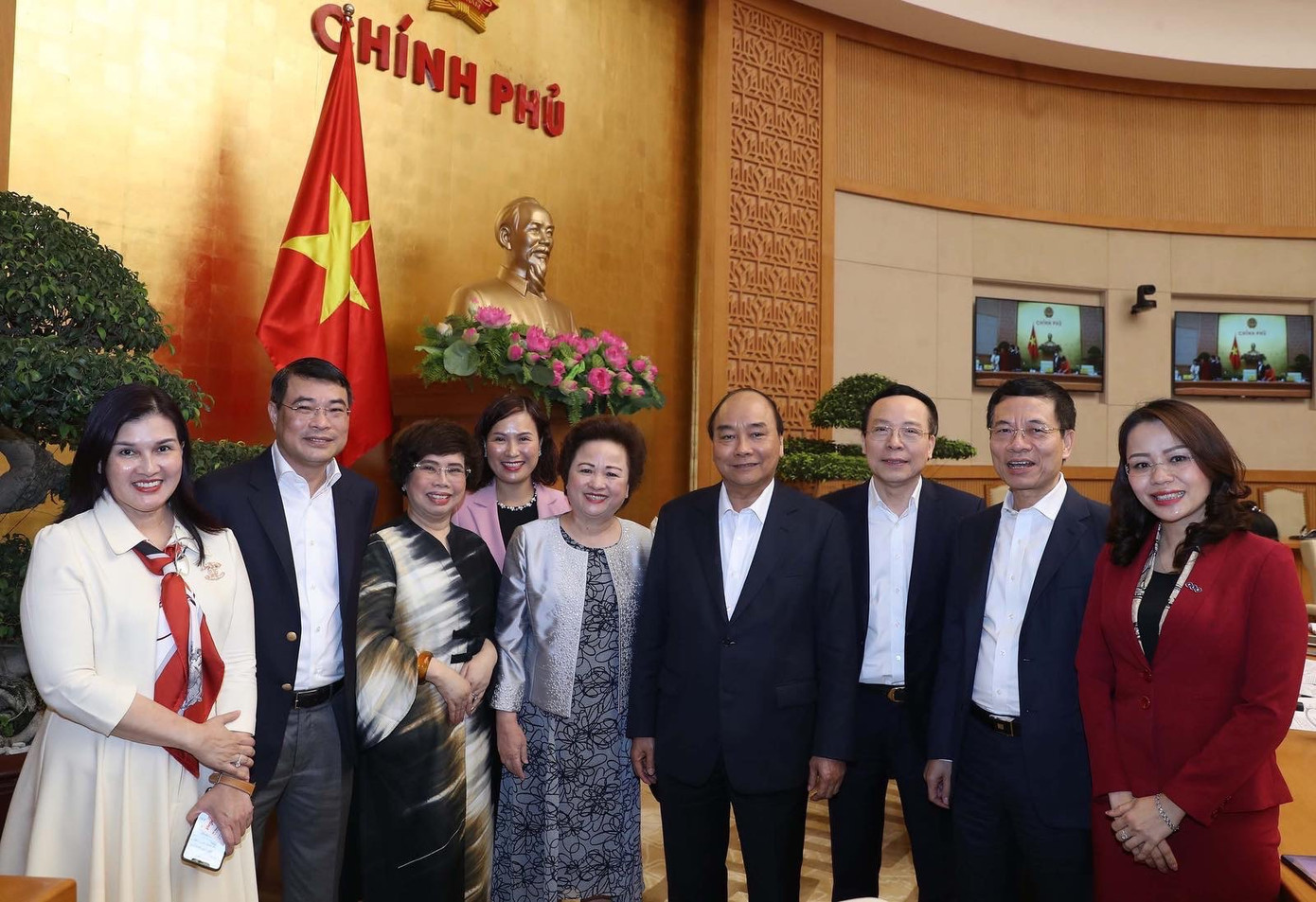 Thủ tướng trao đổi với lãnh đạo các tập đoàn kinh tế tư nhân Thủ tướng Nguyễn Xuân Phúc: Khó khăn gấp đôi, chúng ta cố gắng gấp ba ảnh 2