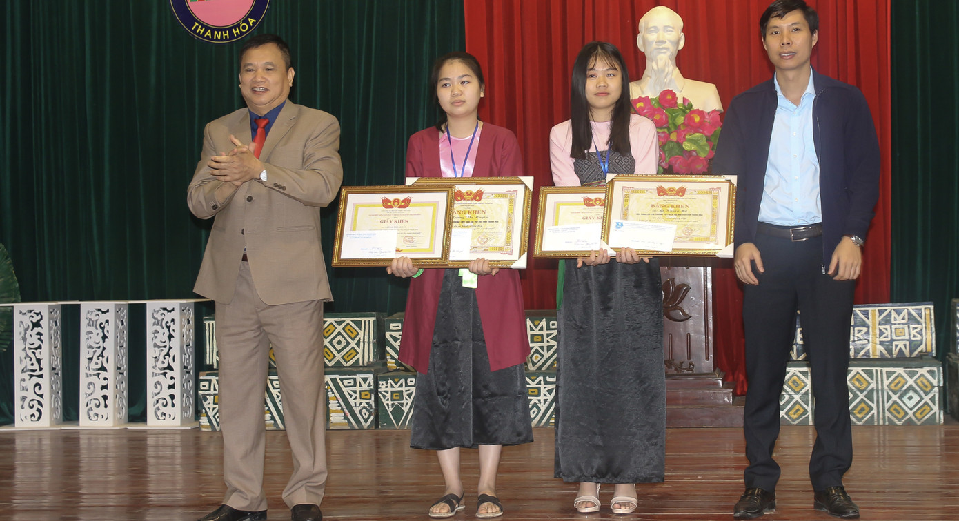 Khen thưởng hai nữ sinh nhặt được của rơi trả người đánh mất ảnh 1