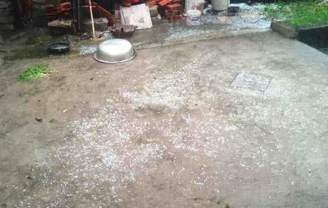 Mưa đá ào ạt tại Thanh Hoá chiều mùng 1 Tết ảnh 1