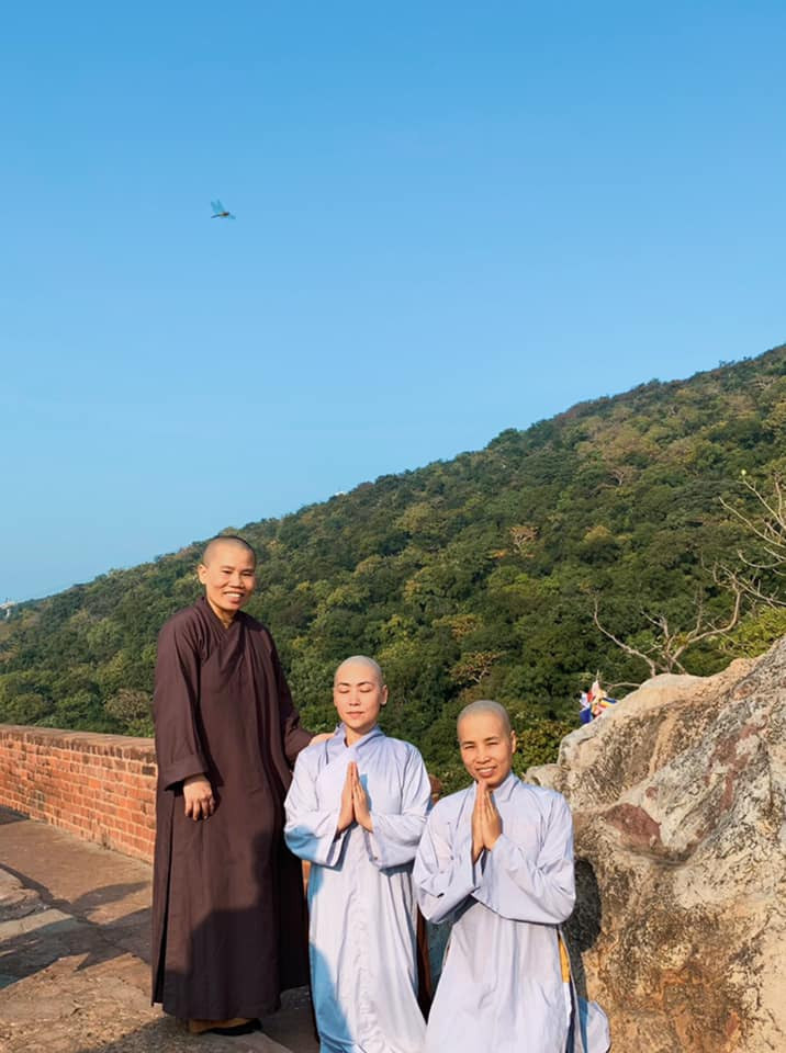 Ca sĩ Lô Thủy 'xuống tóc' trên đường hành hương về đất Phật ảnh 4