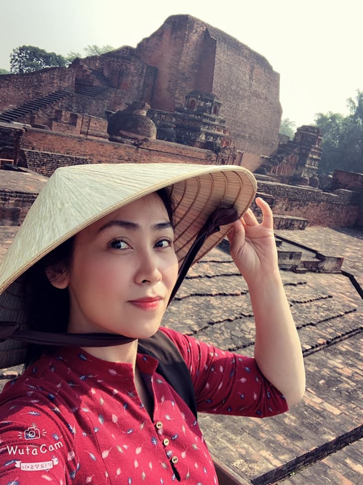 Ca sĩ Lô Thủy 'xuống tóc' trên đường hành hương về đất Phật ảnh 1