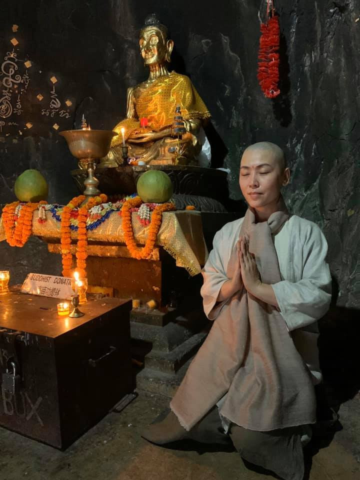 Ca sĩ Lô Thủy 'xuống tóc' trên đường hành hương về đất Phật ảnh 8