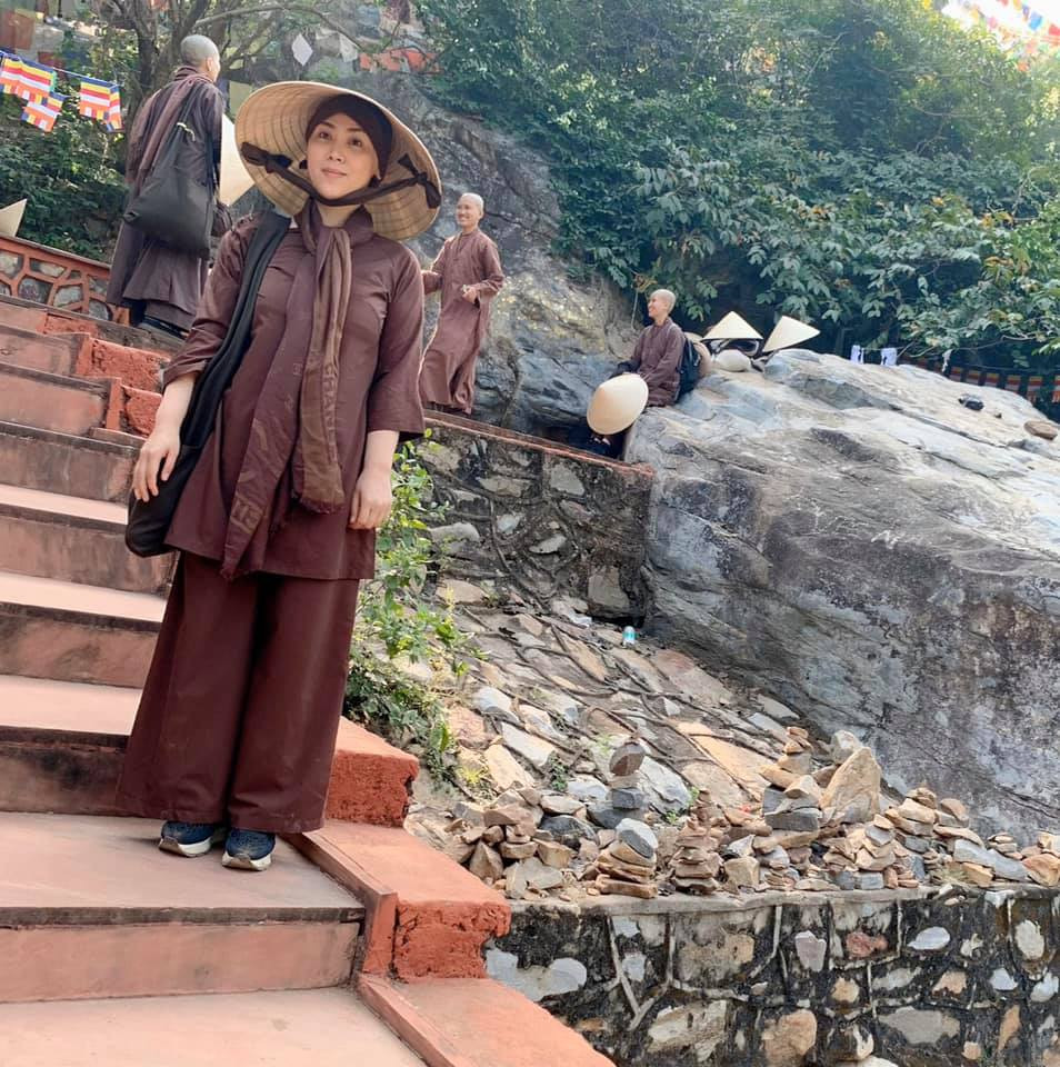 Ca sĩ Lô Thủy 'xuống tóc' trên đường hành hương về đất Phật ảnh 5