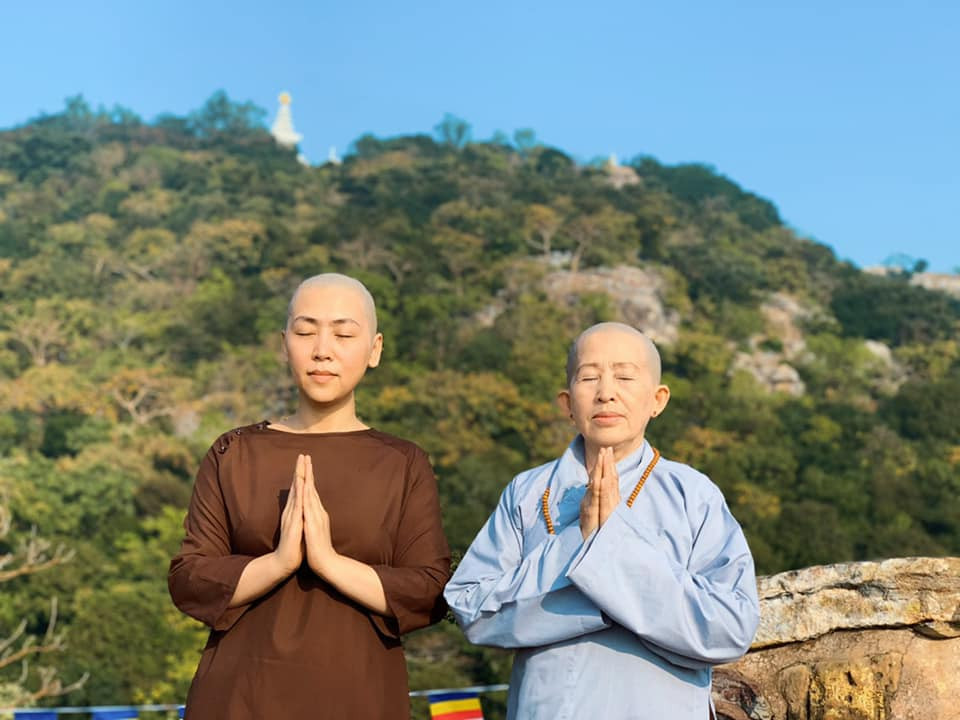 Ca sĩ Lô Thủy 'xuống tóc' trên đường hành hương về đất Phật ảnh 7