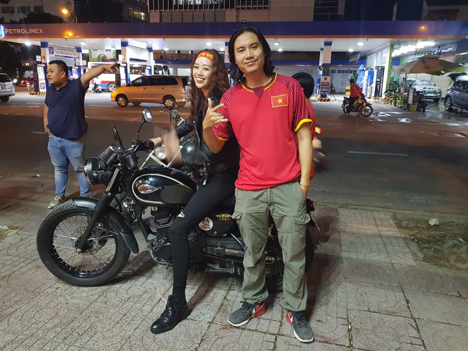 Tân Hoa hậu hoàn vũ Việt Nam Khánh Vân cuồng nhiệt với bóng đá ảnh 3
