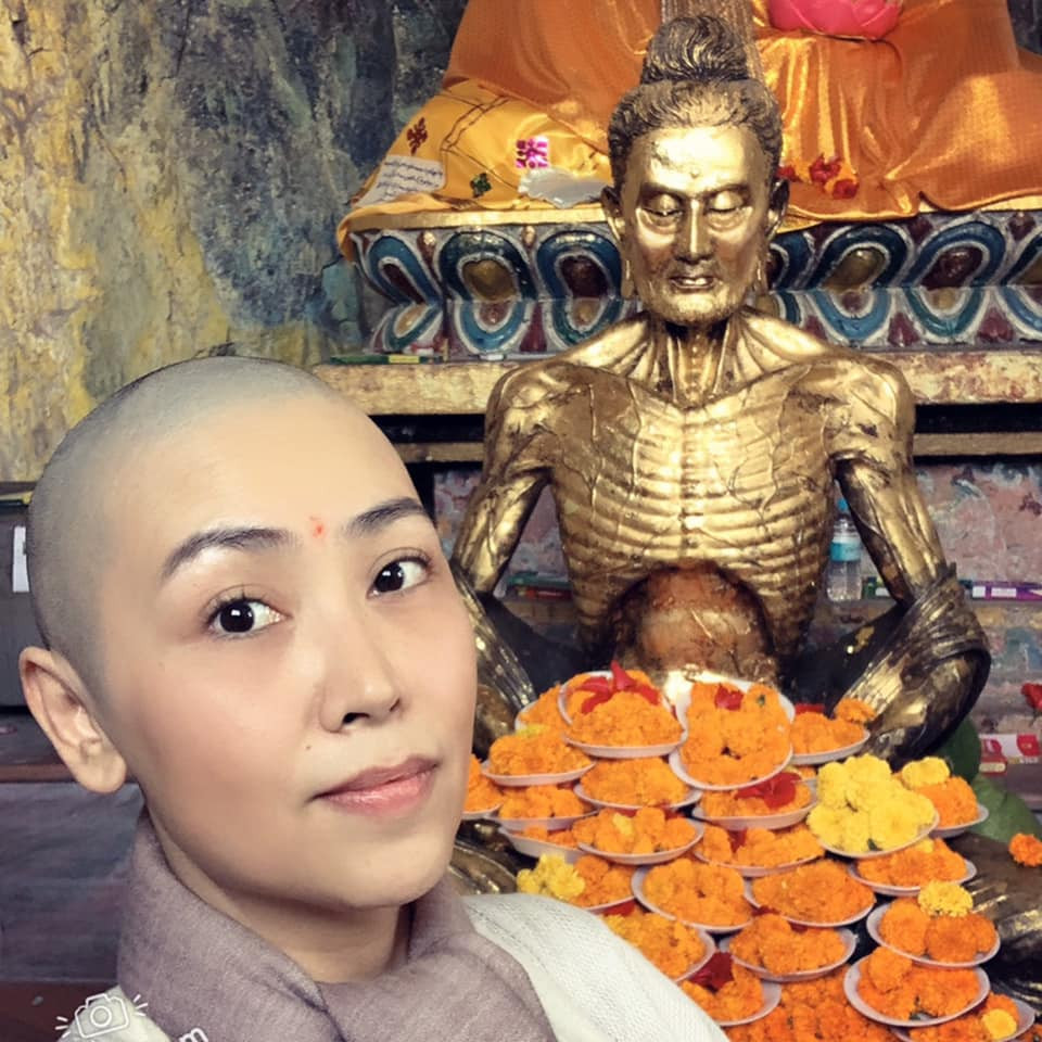 Ca sĩ Lô Thủy 'xuống tóc' trên đường hành hương về đất Phật ảnh 2