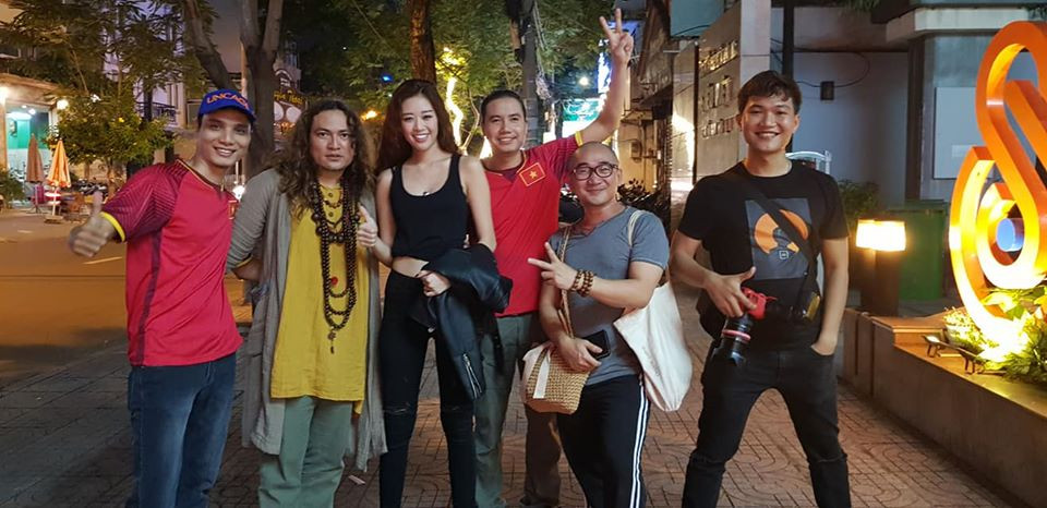 Tân Hoa hậu hoàn vũ Việt Nam Khánh Vân cuồng nhiệt với bóng đá ảnh 1