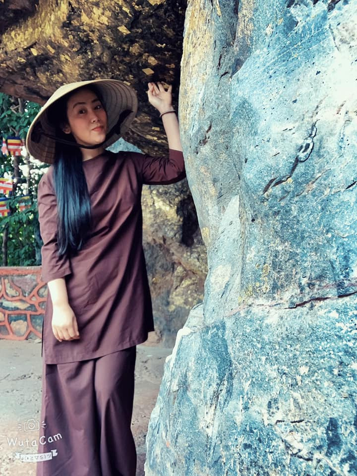 Ca sĩ Lô Thủy 'xuống tóc' trên đường hành hương về đất Phật ảnh 3