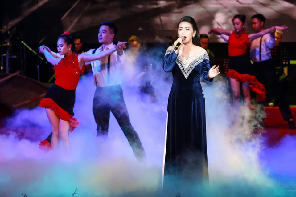 Ca sĩ Lô Thủy 'xuống tóc' trên đường hành hương về đất Phật ảnh 6