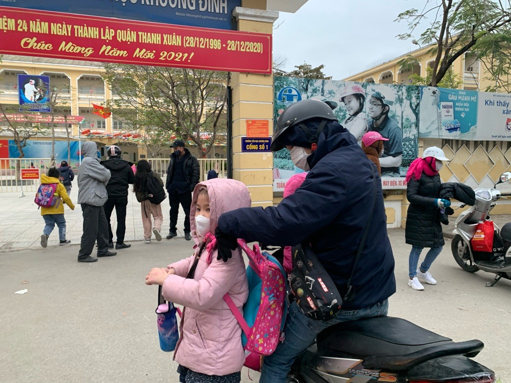 Học sinh Hà Nội đến trường trong ngày lạnh nhất từ đầu mùa ảnh 1