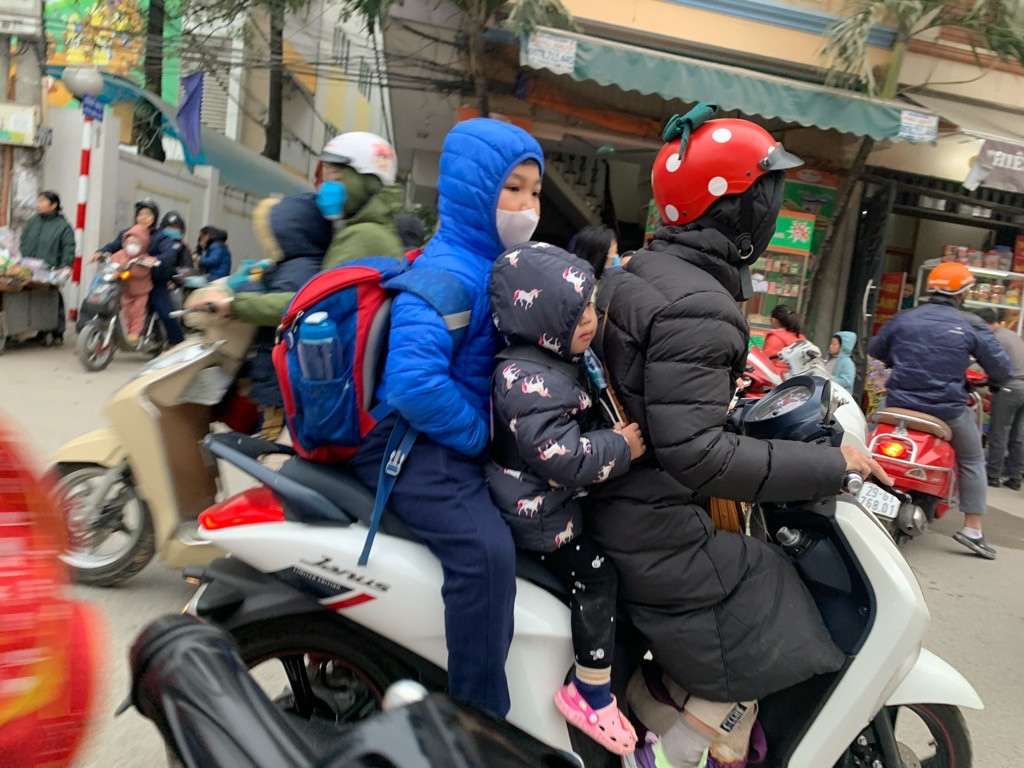 Học sinh Hà Nội đến trường trong ngày lạnh nhất từ đầu mùa ảnh 2