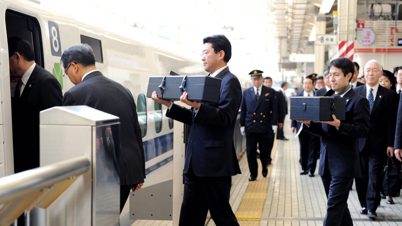 Tân vương Nhật đăng quang với 2 báu vật hoàng cung ảnh 4