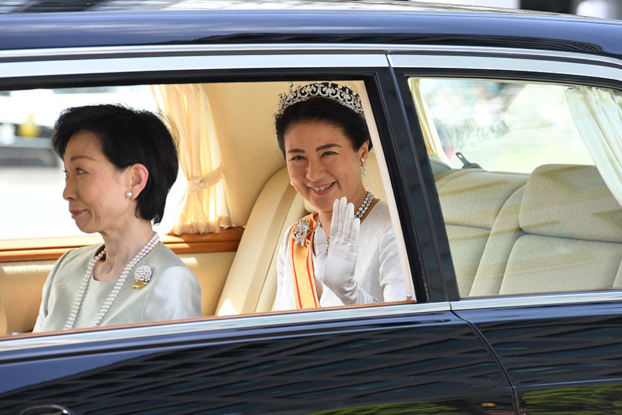 Tân vương Nhật đăng quang với 2 báu vật hoàng cung ảnh 2