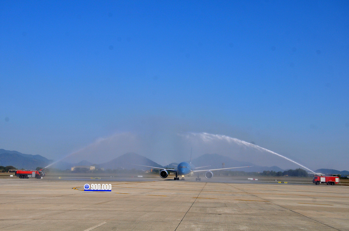 Chuyến bay thứ 900.000 trong năm 2019 hạ cánh xuống Nội Bài ảnh 1