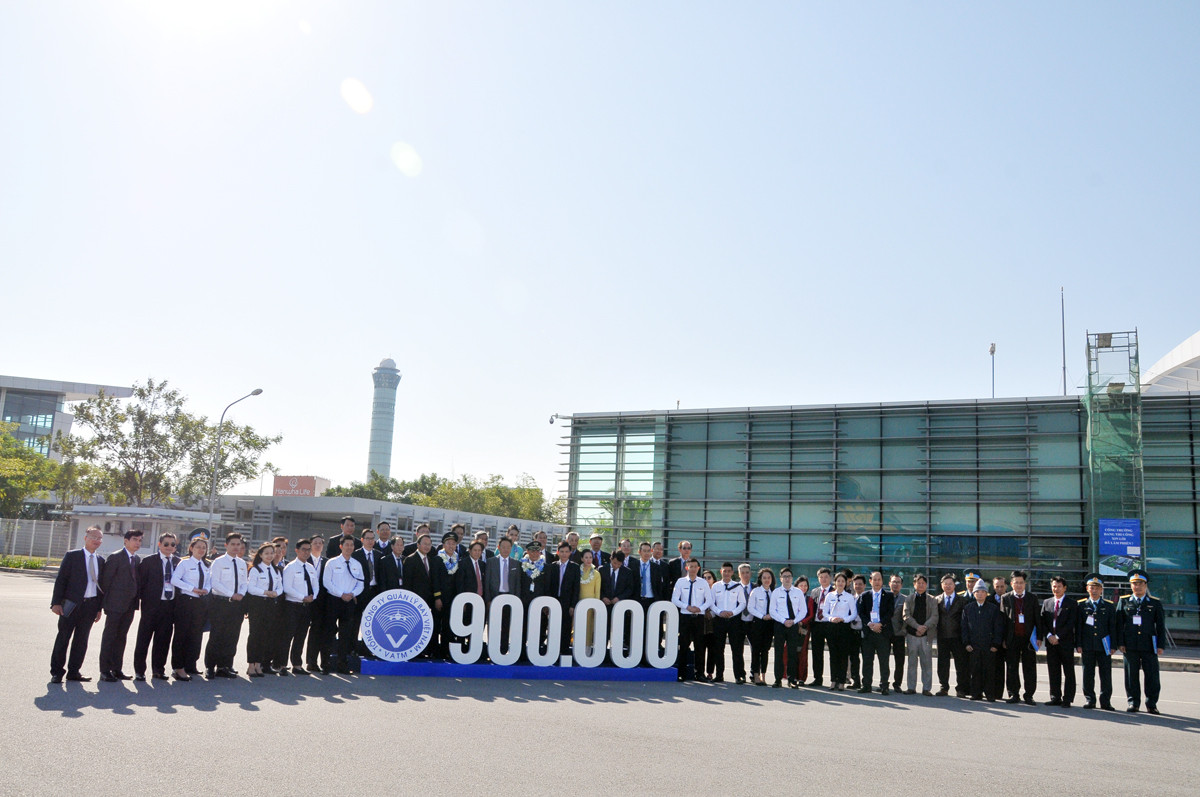 Chuyến bay thứ 900.000 trong năm 2019 hạ cánh xuống Nội Bài ảnh 8