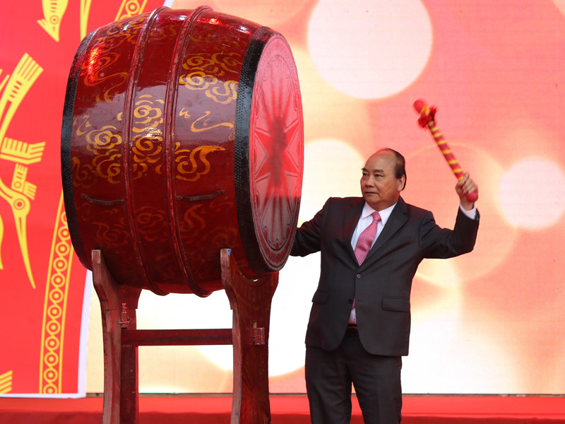 Thủ tướng cùng nhiều lãnh đạo thăm gian hàng Báo Tiền Phong ảnh 5