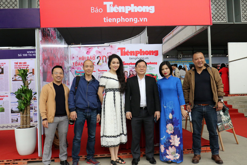 Thủ tướng cùng nhiều lãnh đạo thăm gian hàng Báo Tiền Phong ảnh 21