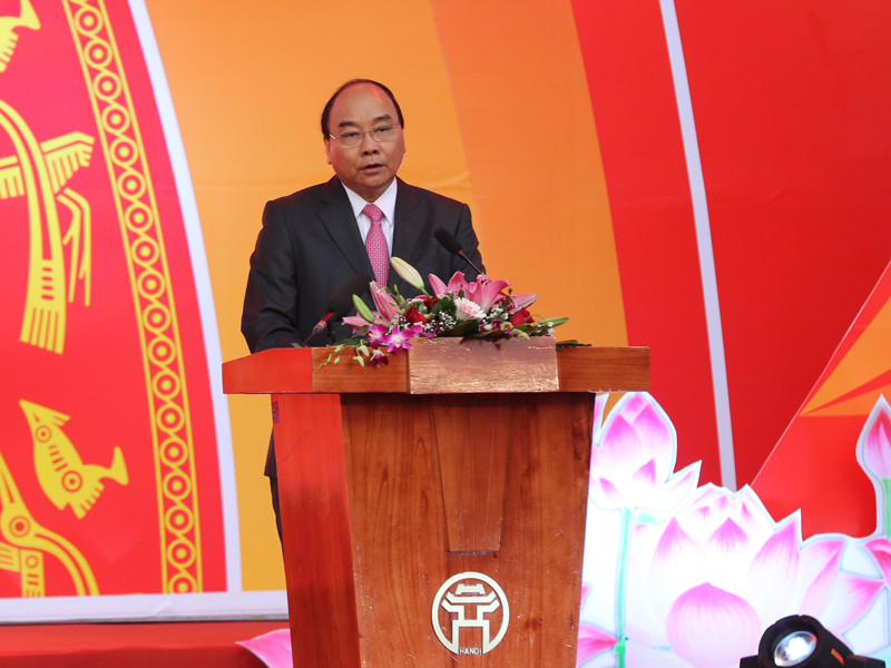 Thủ tướng cùng nhiều lãnh đạo thăm gian hàng Báo Tiền Phong ảnh 4