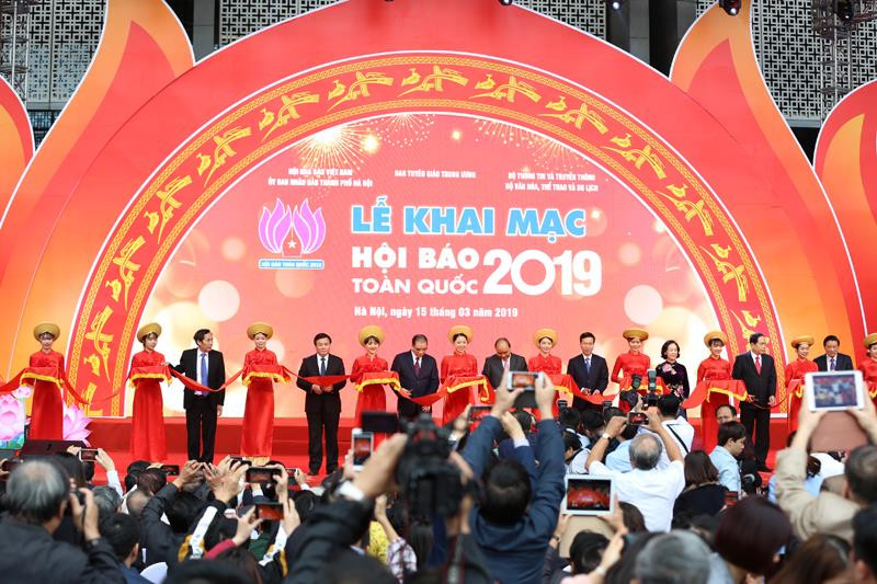 Thủ tướng cùng nhiều lãnh đạo thăm gian hàng Báo Tiền Phong ảnh 6