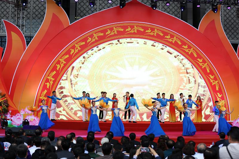 Thủ tướng cùng nhiều lãnh đạo thăm gian hàng Báo Tiền Phong ảnh 2