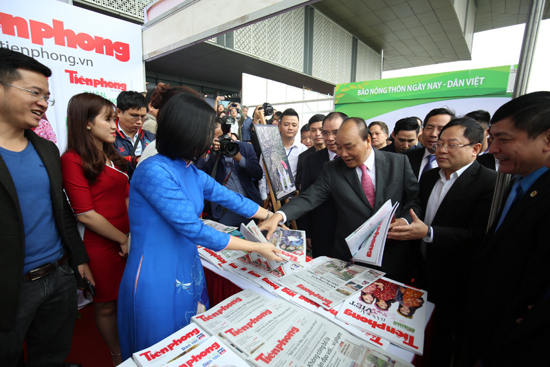 Thủ tướng cùng nhiều lãnh đạo thăm gian hàng Báo Tiền Phong ảnh 12