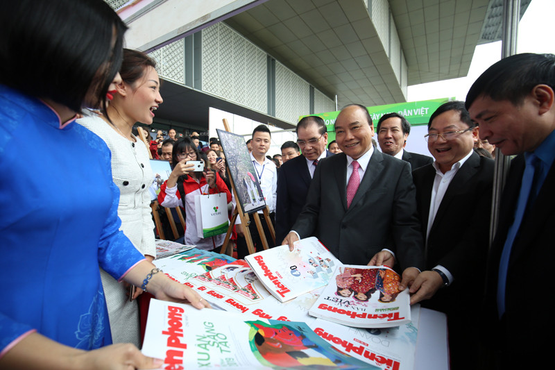 Thủ tướng cùng nhiều lãnh đạo thăm gian hàng Báo Tiền Phong ảnh 13