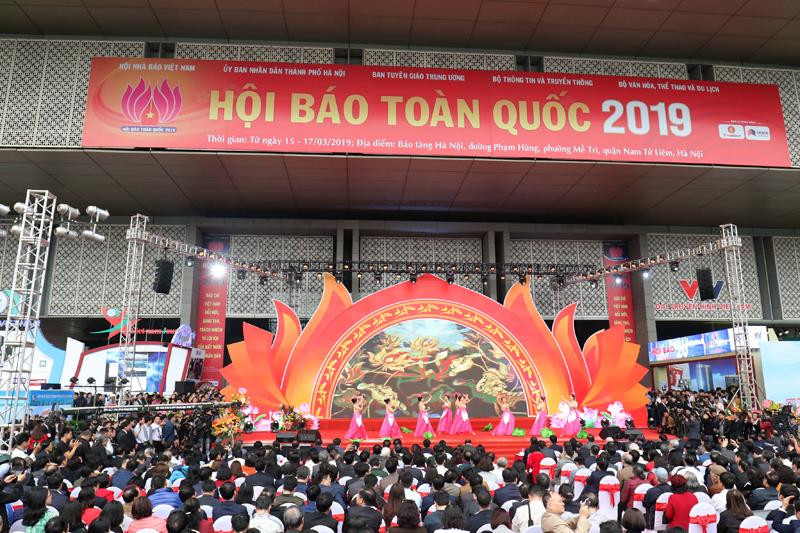 Thủ tướng cùng nhiều lãnh đạo thăm gian hàng Báo Tiền Phong ảnh 1