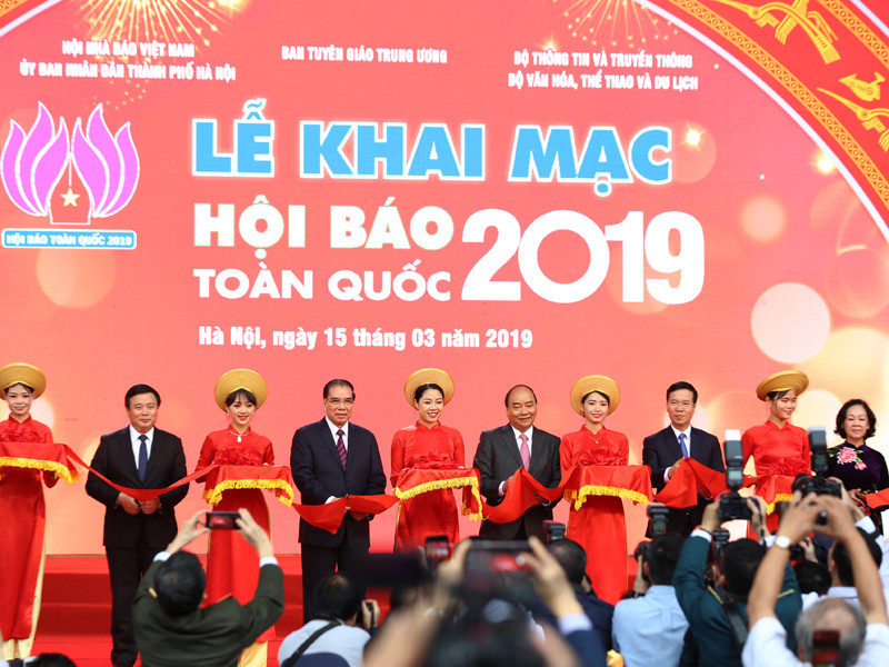 Thủ tướng cùng nhiều lãnh đạo thăm gian hàng Báo Tiền Phong ảnh 7