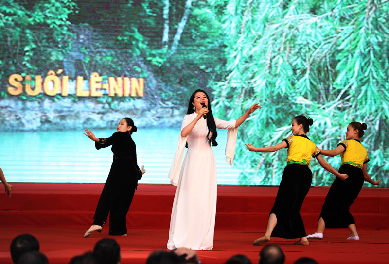 Thủ tướng cùng nhiều lãnh đạo thăm gian hàng Báo Tiền Phong ảnh 3