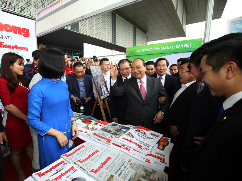 Thủ tướng cùng nhiều lãnh đạo thăm gian hàng Báo Tiền Phong ảnh 14