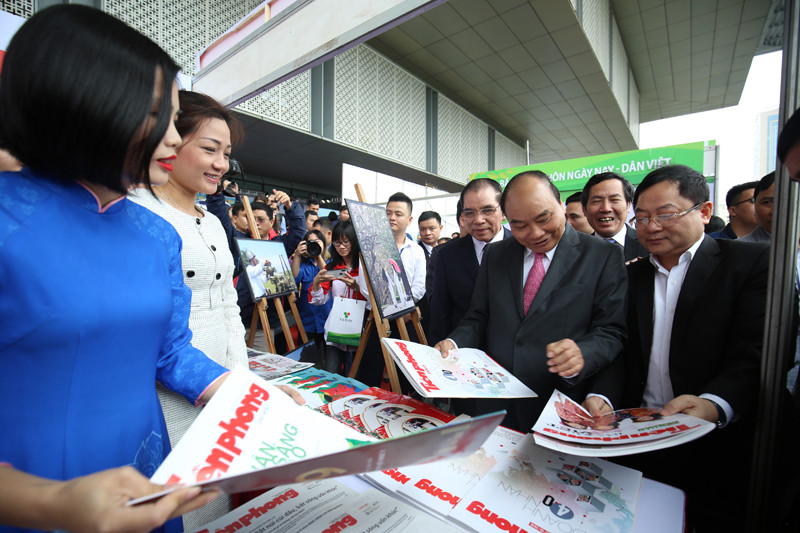 Thủ tướng cùng nhiều lãnh đạo thăm gian hàng Báo Tiền Phong ảnh 10