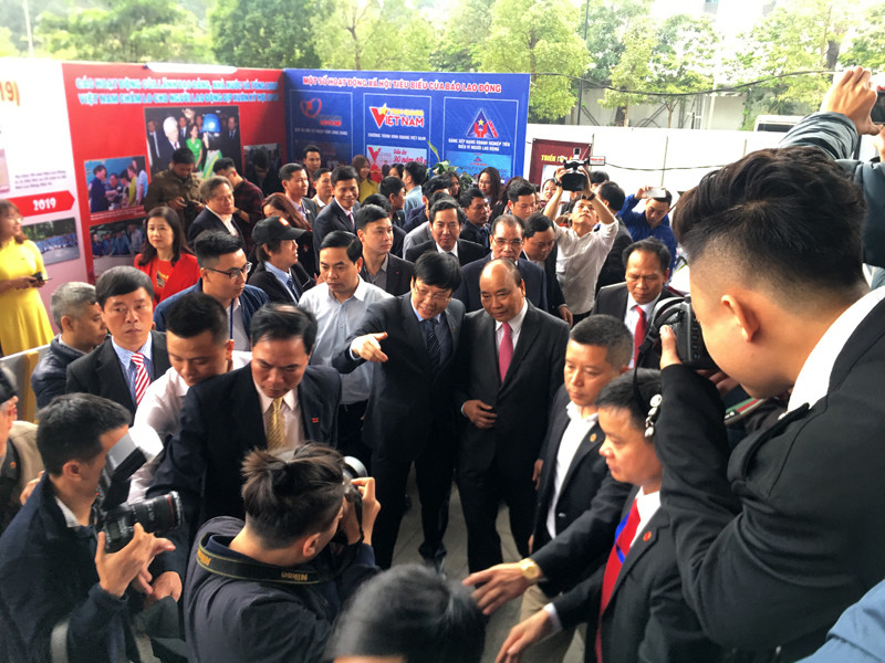 Thủ tướng cùng nhiều lãnh đạo thăm gian hàng Báo Tiền Phong ảnh 9