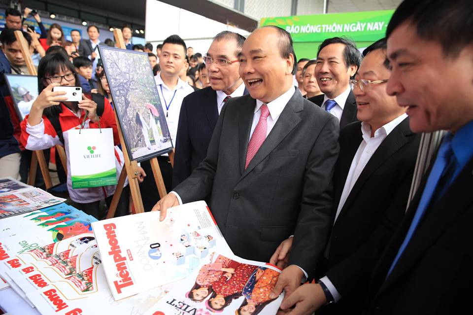 Thủ tướng cùng nhiều lãnh đạo thăm gian hàng Báo Tiền Phong ảnh 11