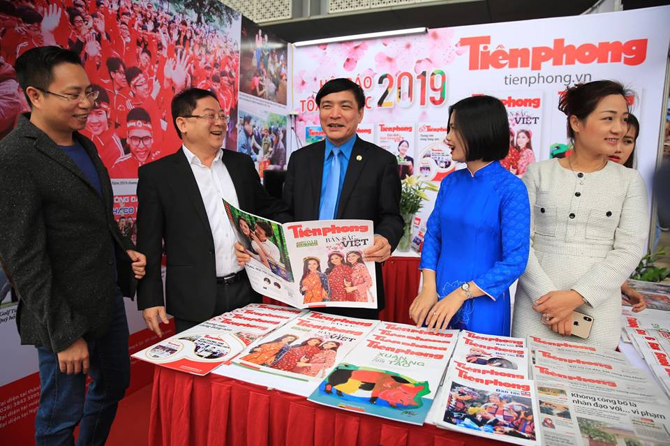 Thủ tướng cùng nhiều lãnh đạo thăm gian hàng Báo Tiền Phong ảnh 17