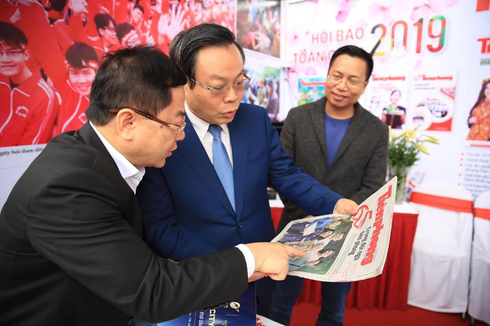 Thủ tướng cùng nhiều lãnh đạo thăm gian hàng Báo Tiền Phong ảnh 19
