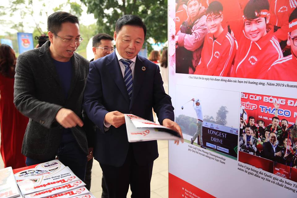 Thủ tướng cùng nhiều lãnh đạo thăm gian hàng Báo Tiền Phong ảnh 20