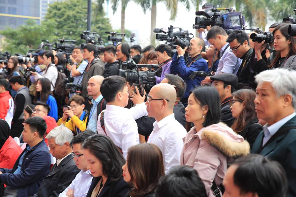 Thủ tướng cùng nhiều lãnh đạo thăm gian hàng Báo Tiền Phong ảnh 8