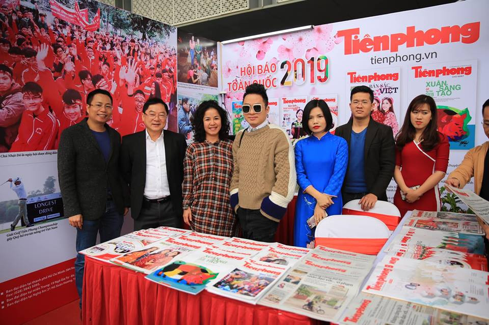 Thủ tướng cùng nhiều lãnh đạo thăm gian hàng Báo Tiền Phong ảnh 22